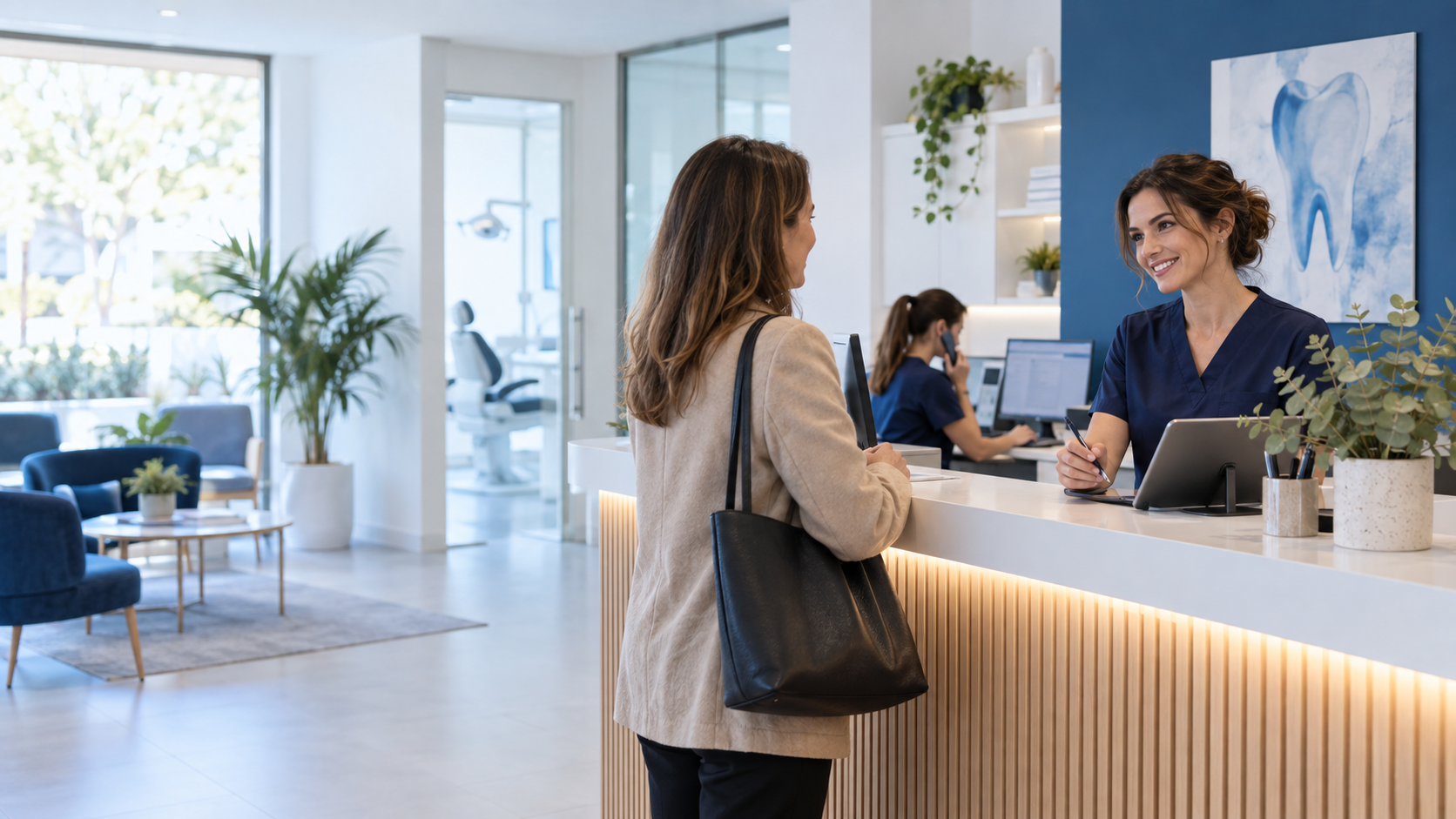 Recepcionista atendiendo a una paciente en una clínica dental moderna