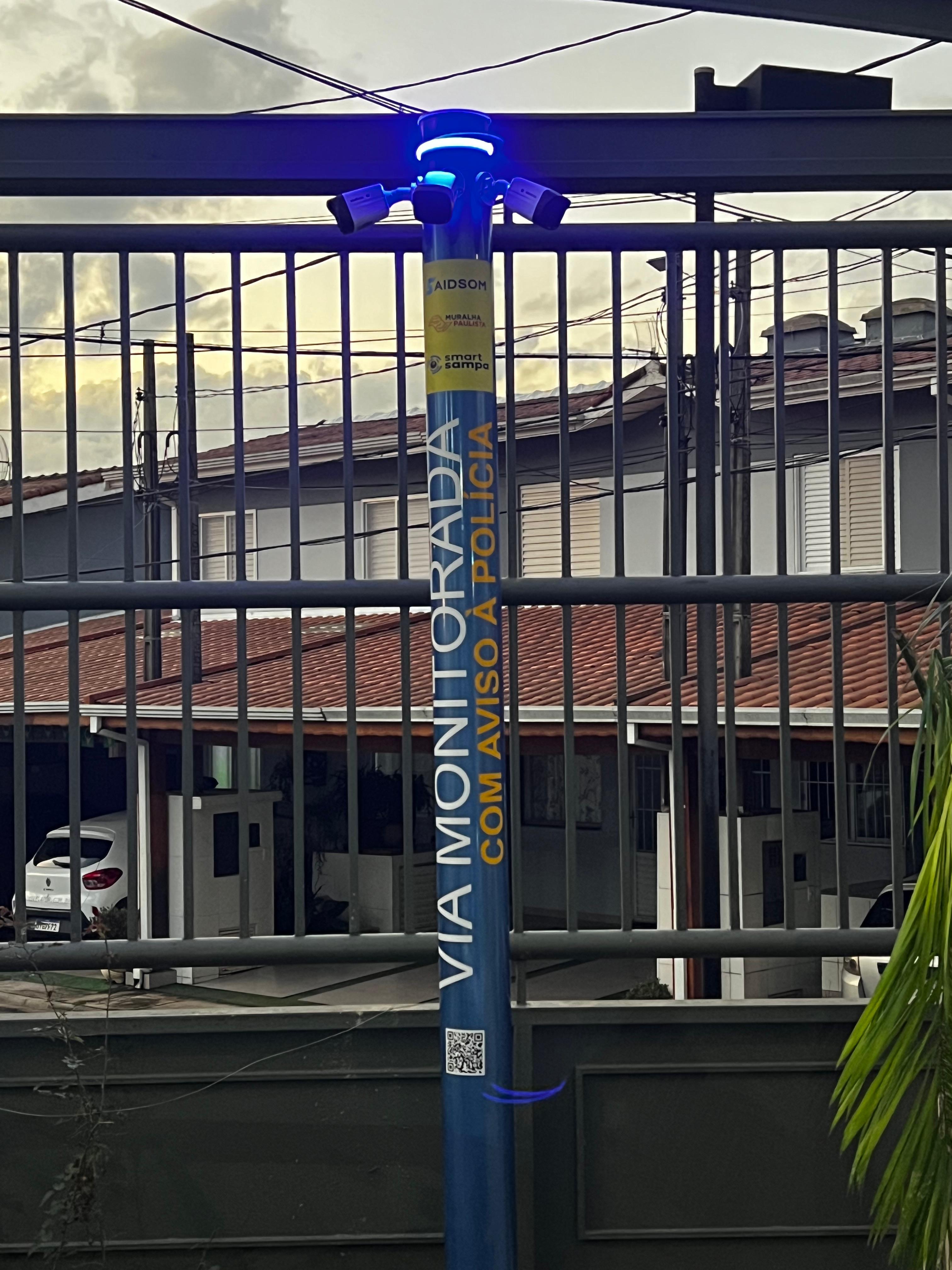 Torre de vigilância SAIDSOM instalada com aviso à polícia e integração SmartSampa e Muralha Paulista