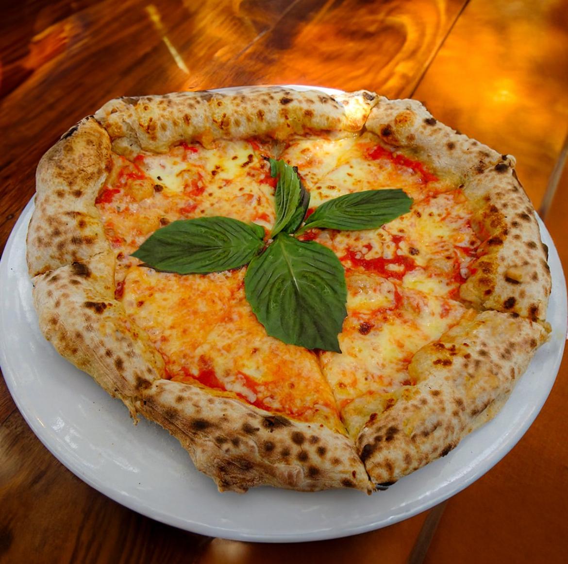 Pizza napolitana recién salida del horno de leña