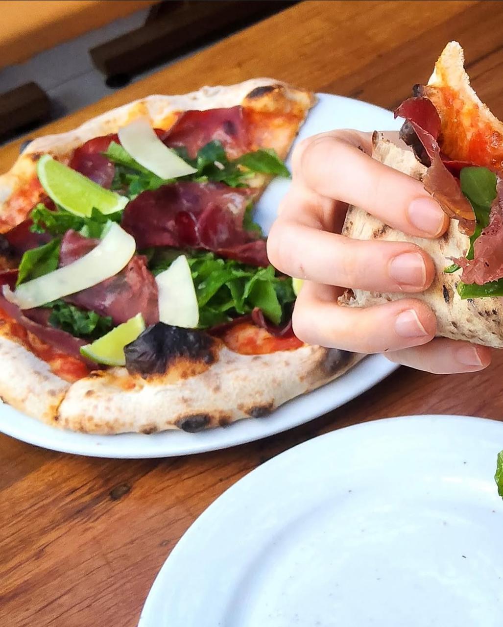 Masa crocante y delgada de TOMY TOMATO comida a mano