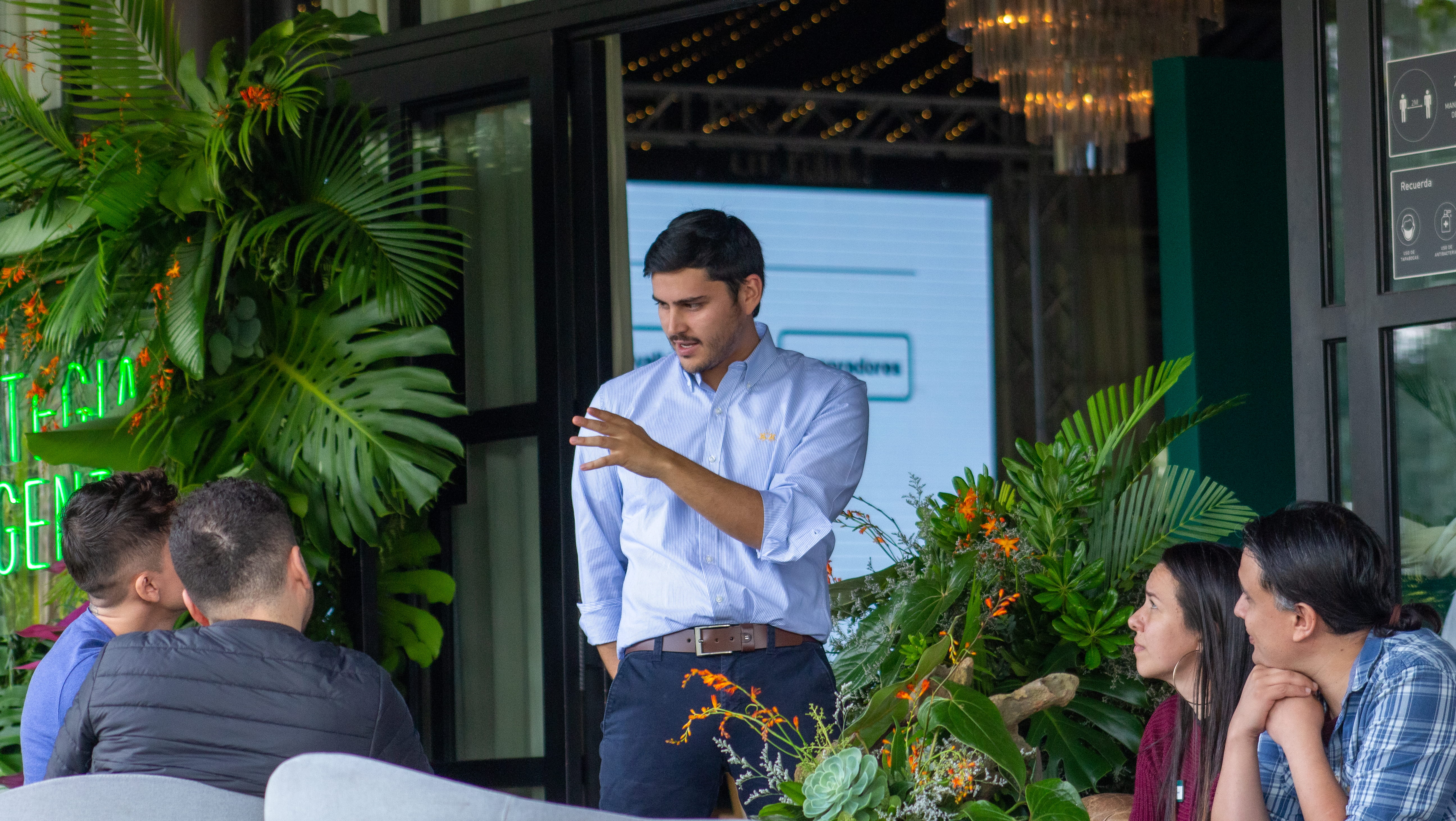 Facilitador liderando una sesión presencial de discusión estratégica con participantes