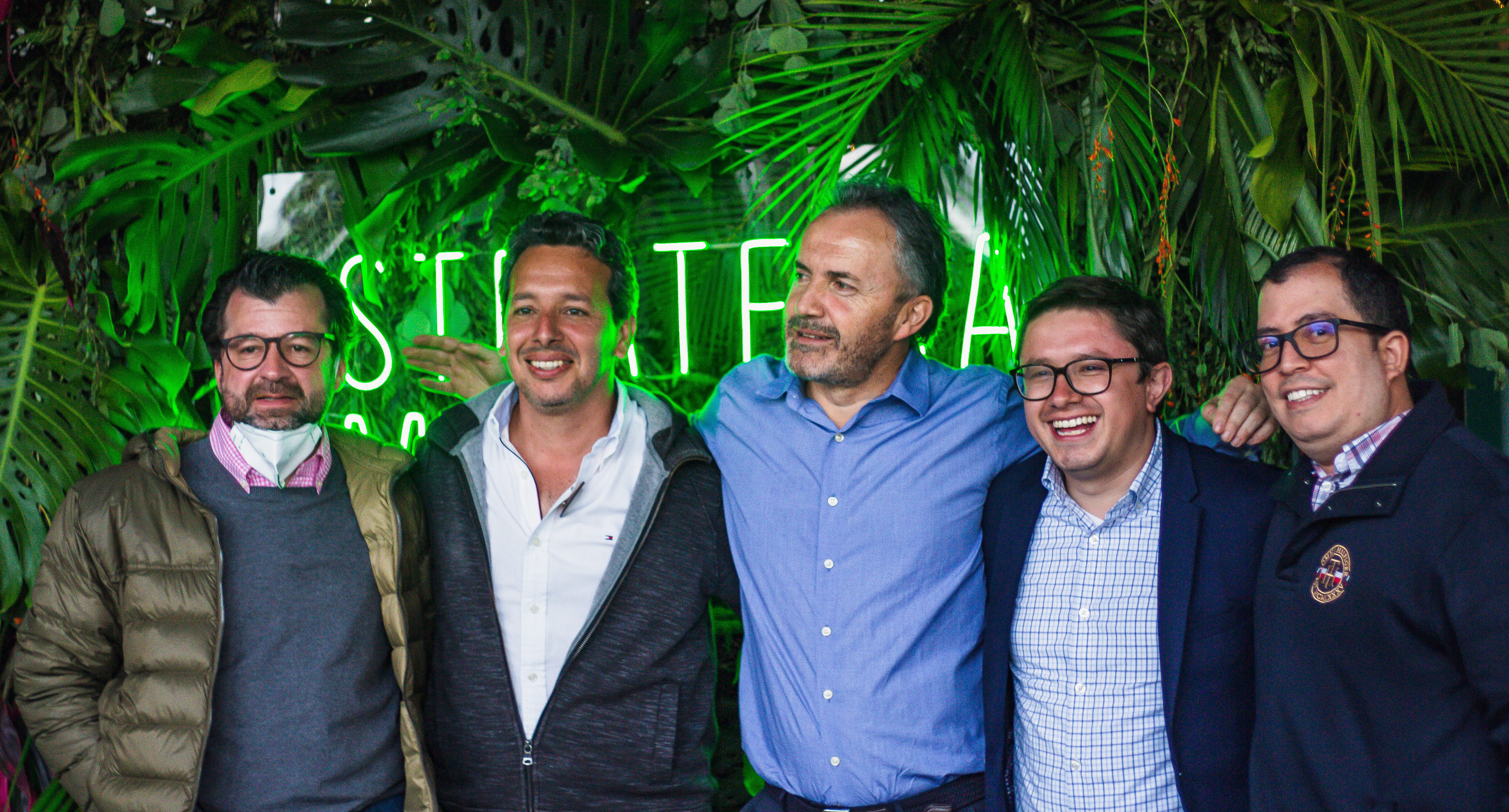 Comunidad de estrategas y egresados celebrando al culminar la experiencia