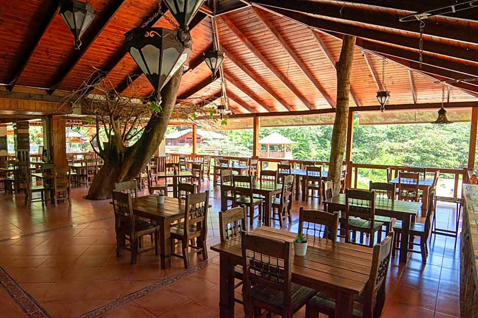 Comedor rústico con vista al río y bosque