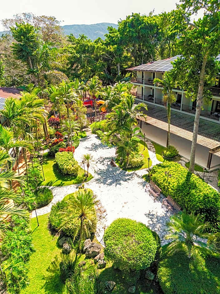 Jardines tropicales y senderos de montaña