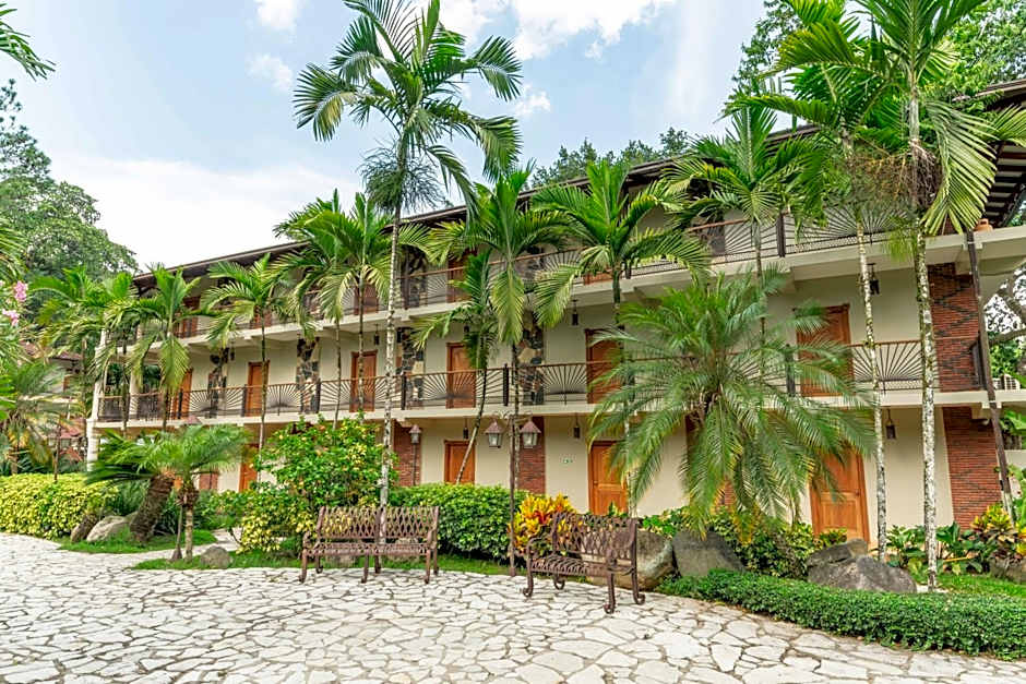 Villas entre jardines floridos