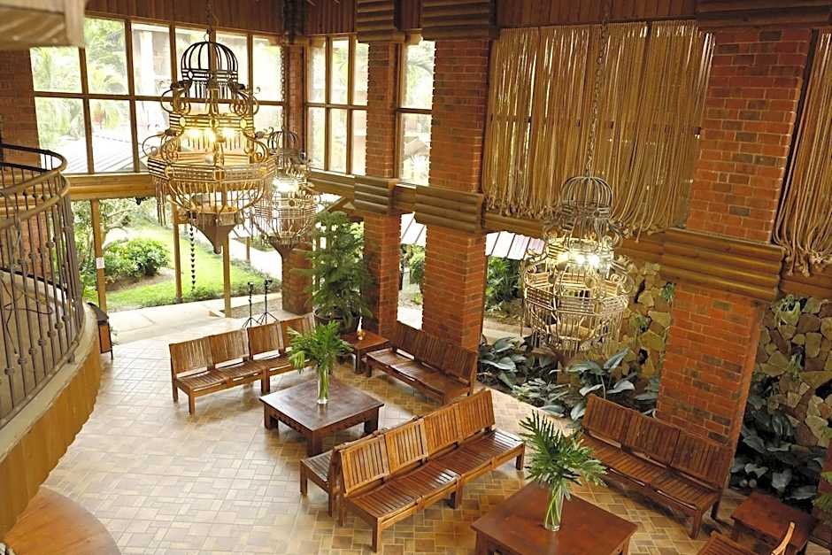 Lobby y atrio principal de madera y ladrillo