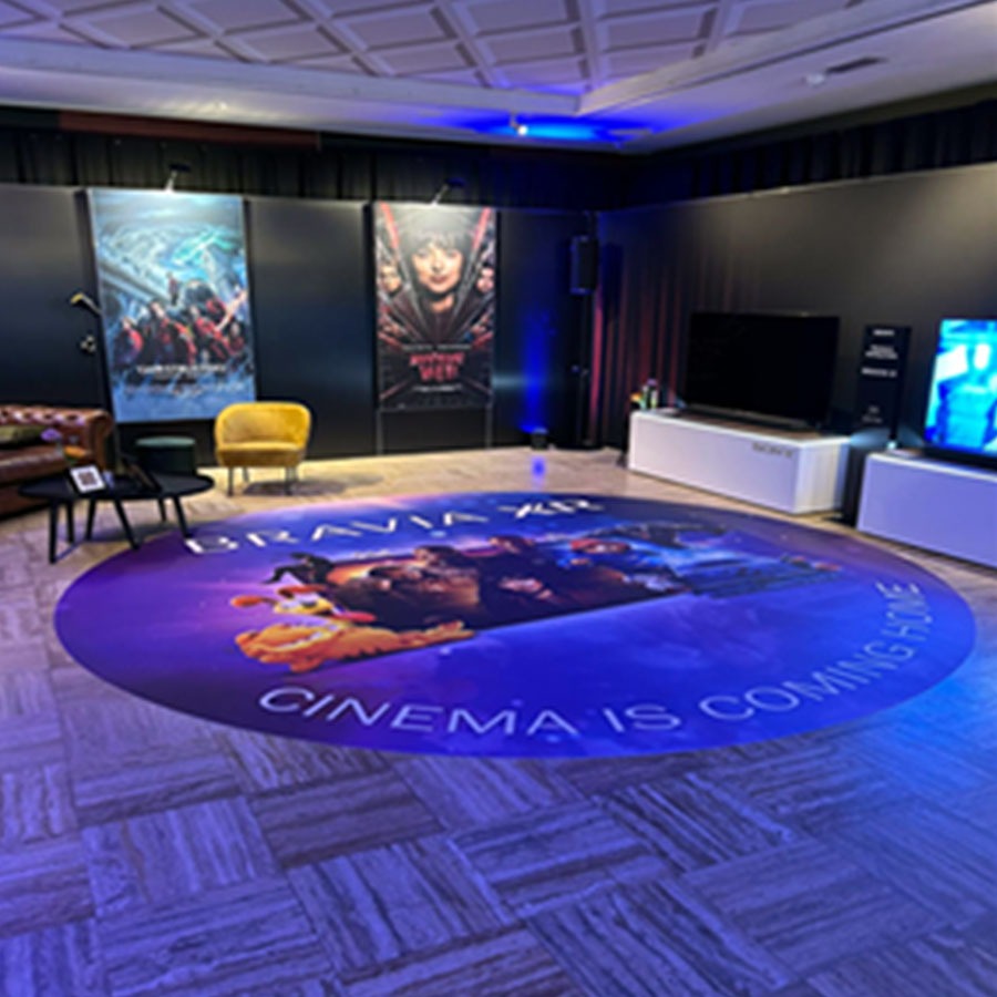 Grootformaat geprint vloervinyl met merkpresentatie op locatie.
