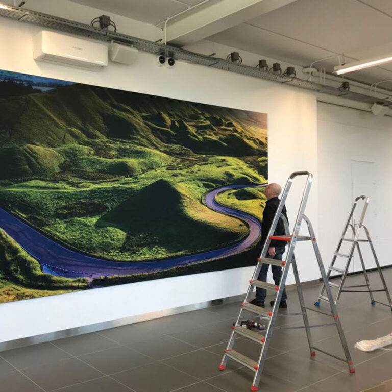 Outdoor montage van een grootformaat presentatie op locatie