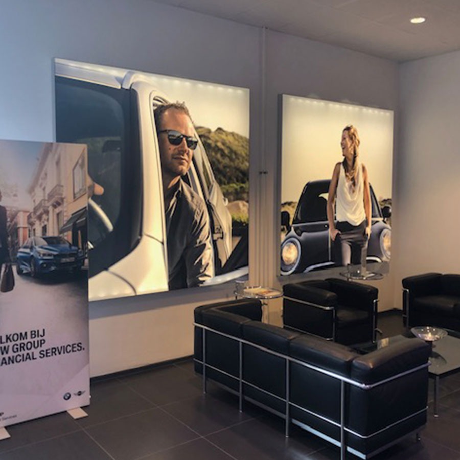 Visuele inrichting van een bedrijfsruimte met wandpanelen en prints
