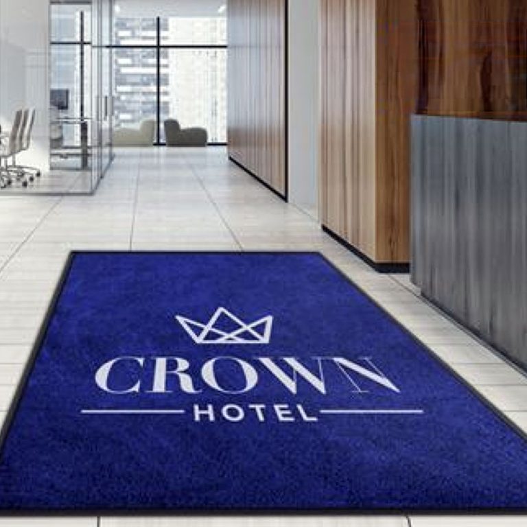 Bedrukte entreemat met logo voor hotel- en horeca-ontvangst.