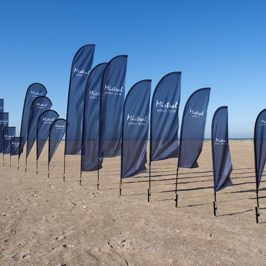 Outdoor spandoekframe met weersbestendig doek aan buitengevel.