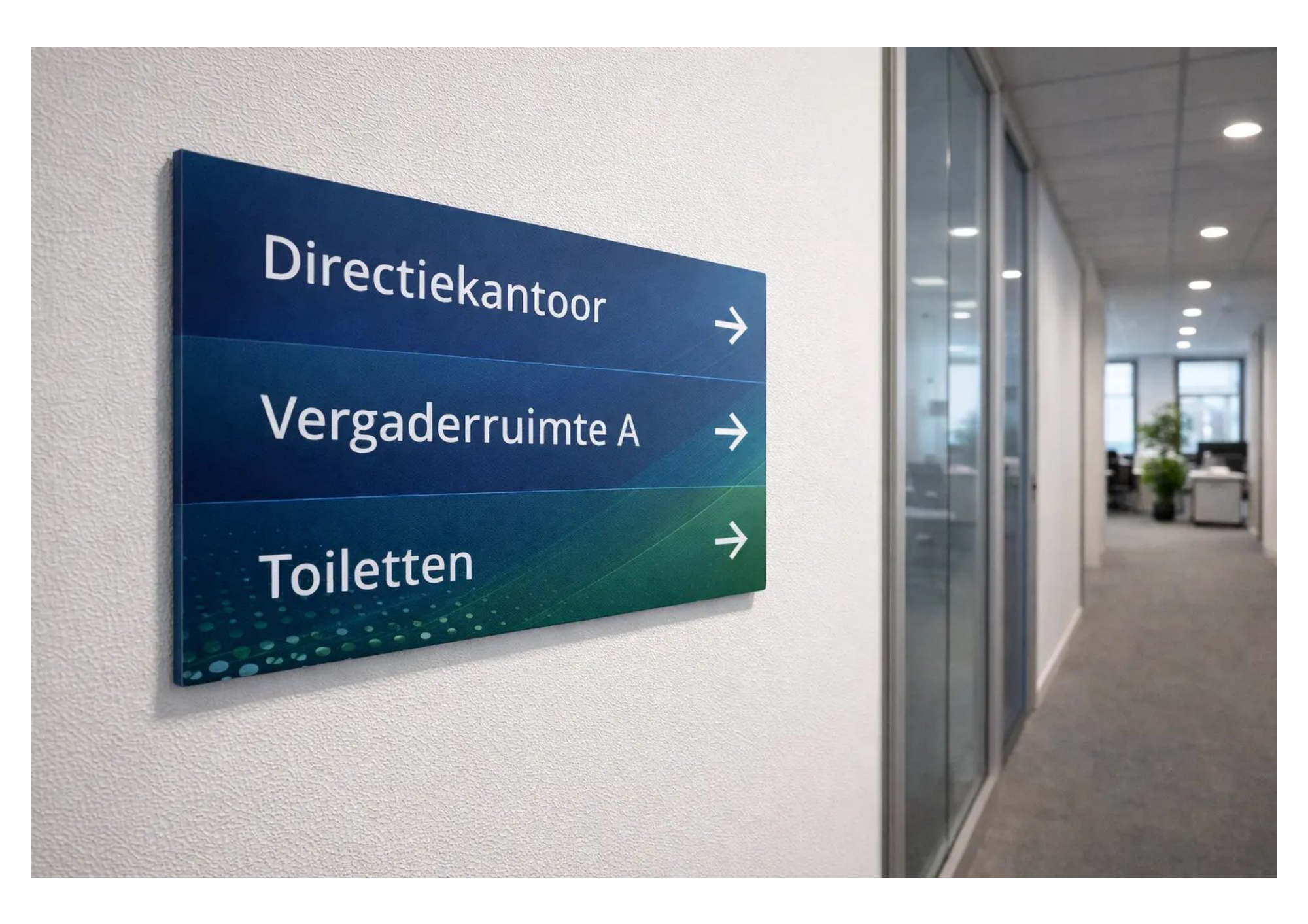 Bewegwijzering en wandbord kantoorgang