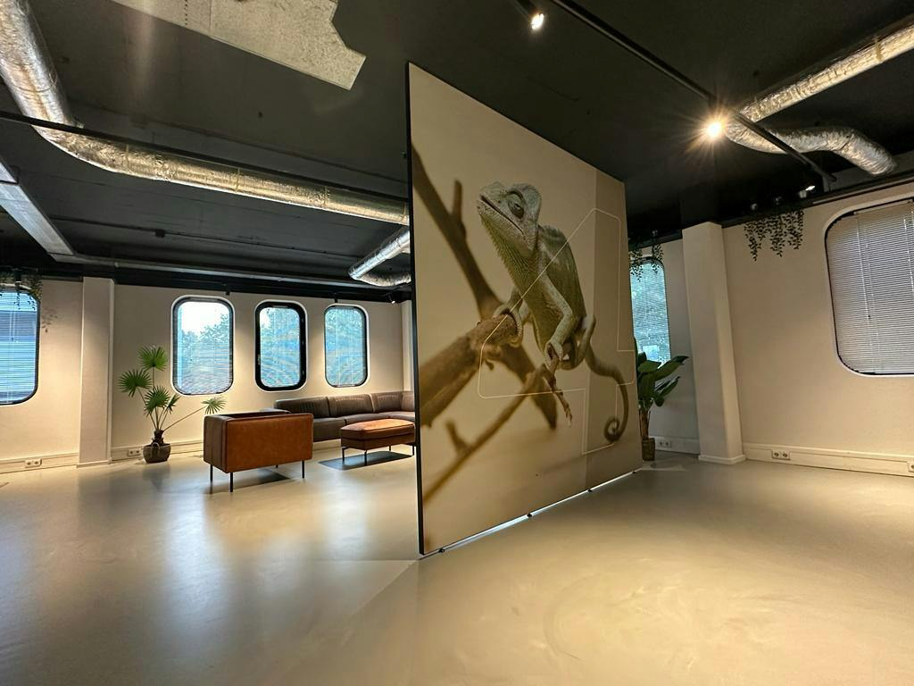 Vrijstaand grootformaat roomdivider textielframe in showroom/kantoor