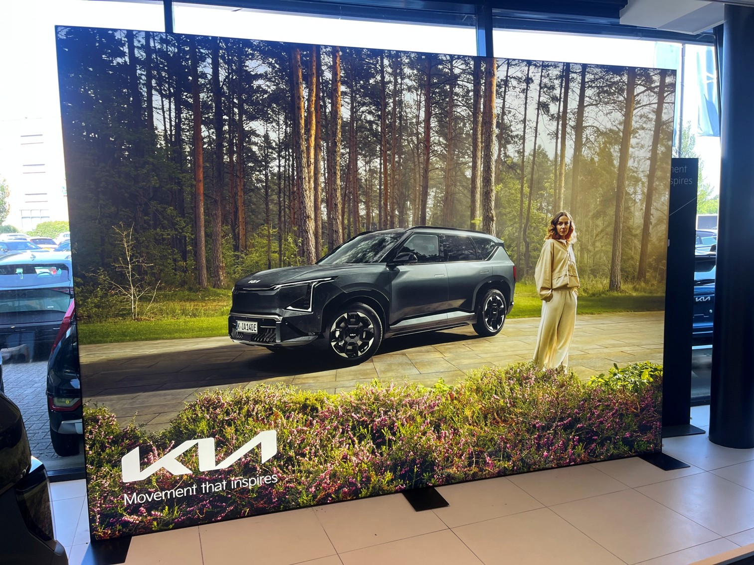 Vrijstaand grootformaat LED-frame Kia showroom met heldere achtergrondverlichting