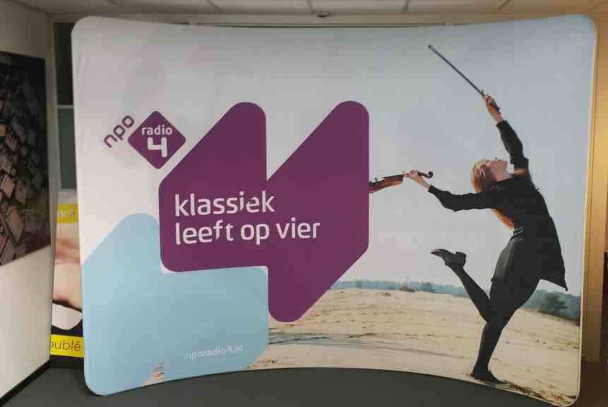 NPO Radio 4 Klassiek leeft op vier gebogen zipper wall