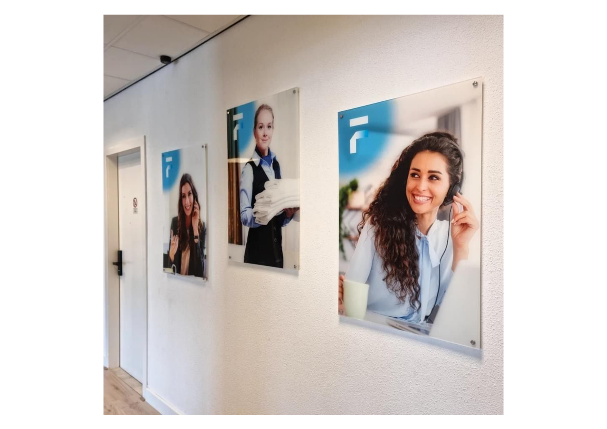 Plexiglas panelen met afstandhouders op kantoorwand