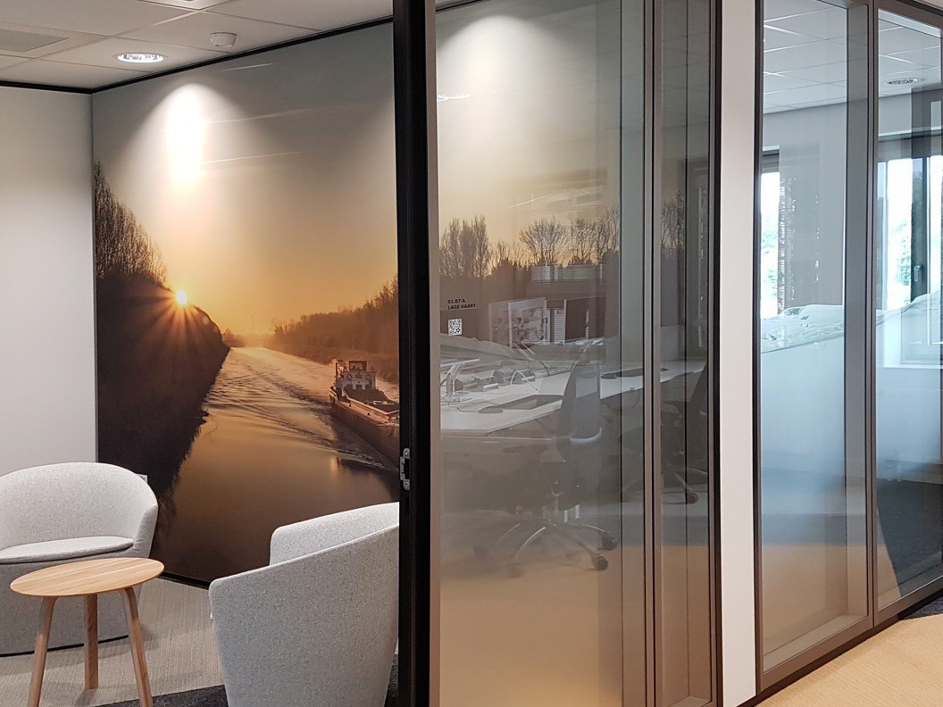 Max Textielframe kantoorwand met zonsondergang visual achter glazen wand