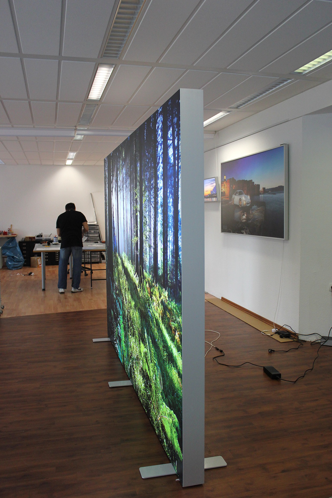 Dubbelzijdig verlicht LED-textielframe met bosprint op voet