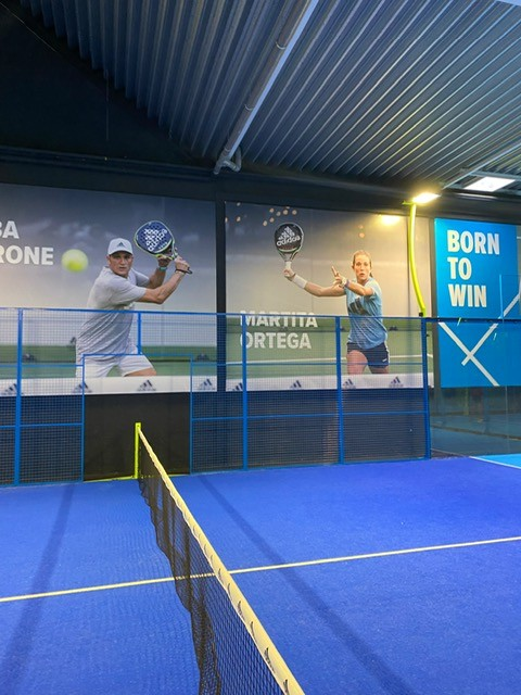 Muur visual en achterwand sport & padel hal