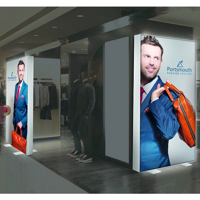 Dubbelzijdige vrijstaande LED-frames als elegante roomdividers in modewinkel