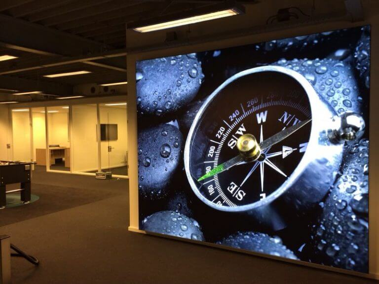 Grootformaat verlicht LED-frame kantoorwand met kompas visual