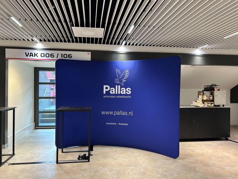 Pallas gebogen zipper wall presentatiewand