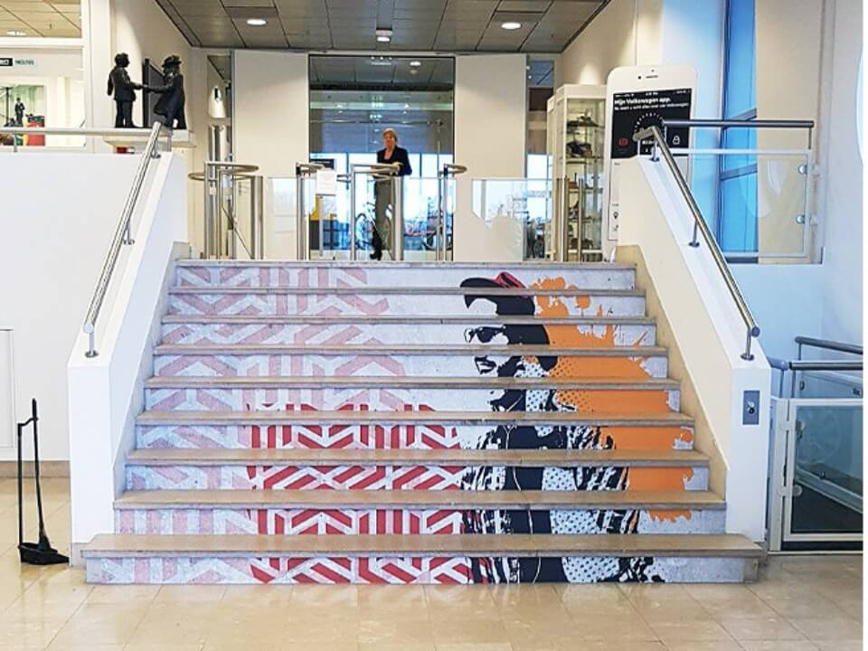 Grafische trapsticker en stootbord prints kantoor