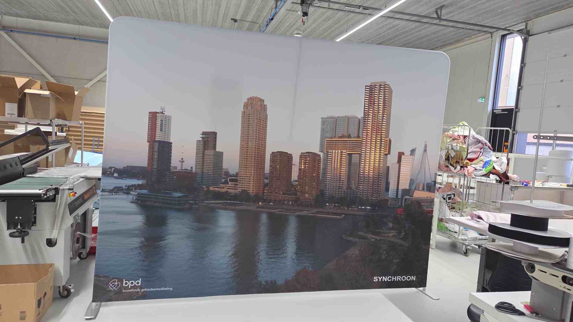 BPD Synchroon rechte zipper wall met skyline print