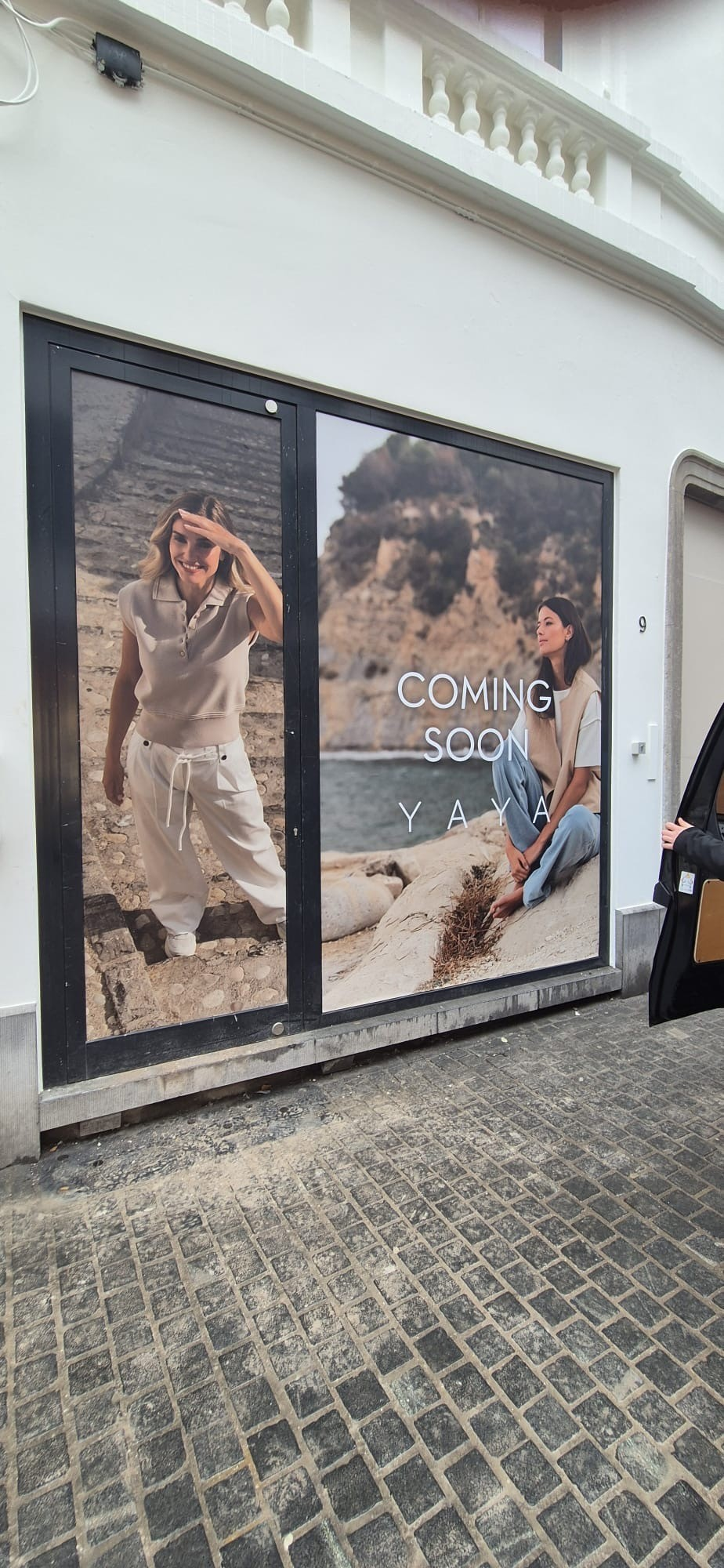 Etalage beplakking winkel YAYA Coming Soon