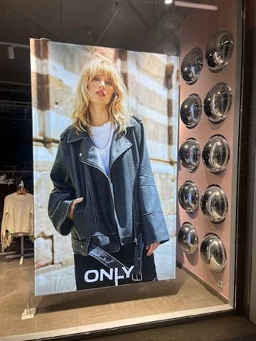 Hangend verlicht LED-frame etalage Only modewinkel