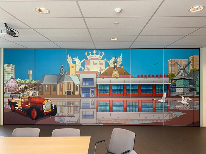 Kantoorwand met sfeerbeeld en merkidentiteit