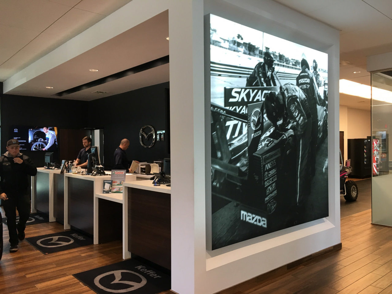 Wandgemonteerd LED-frame Mazda showroom en ontvangstbalie