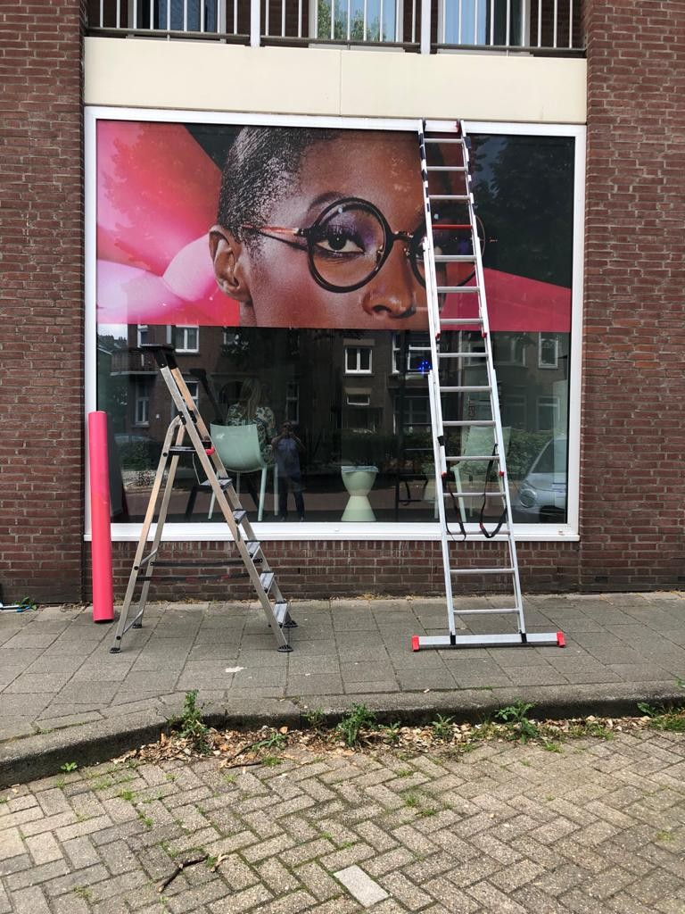 Etalage raamsticker montage brillenspeciaalzaak