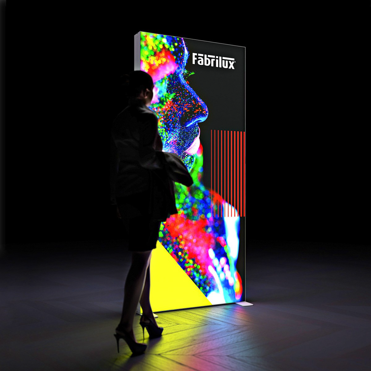 Fabrilux verlichte LED-zuil eyecatcher in donkere showroom en beursomgeving