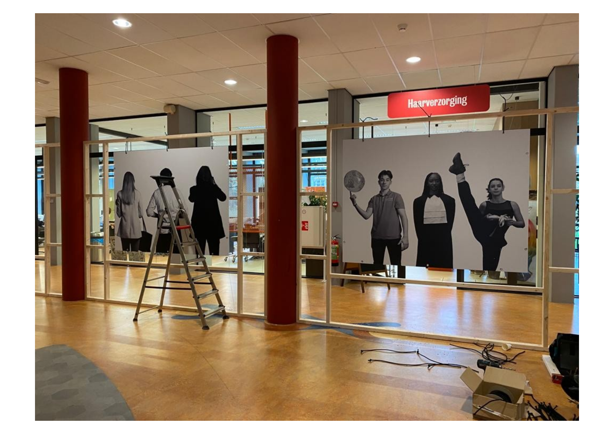 Vrijhangende informatiepanelen en fotowand