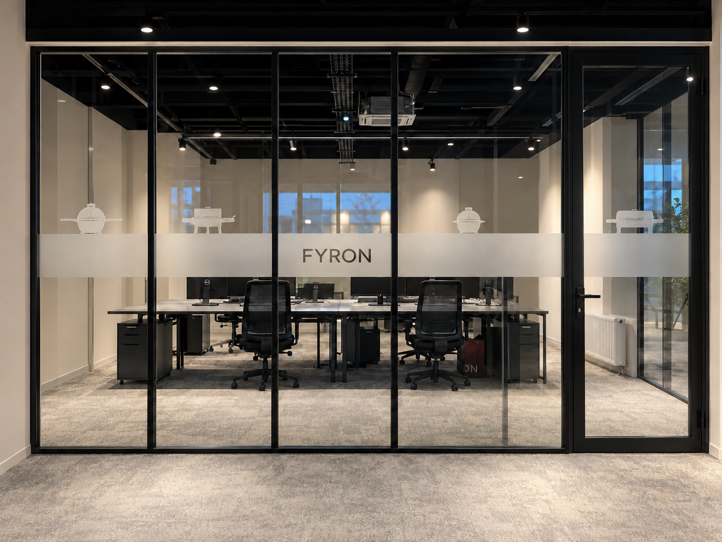Glasfolie en gezandstraald raamlogo FYRON kantoor