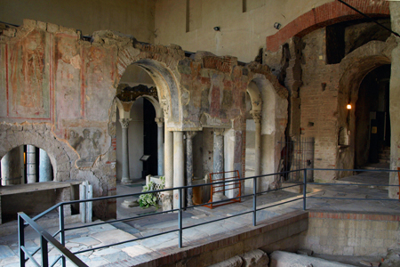 Scavi archeologici, affreschi e archi interni di Cimitile