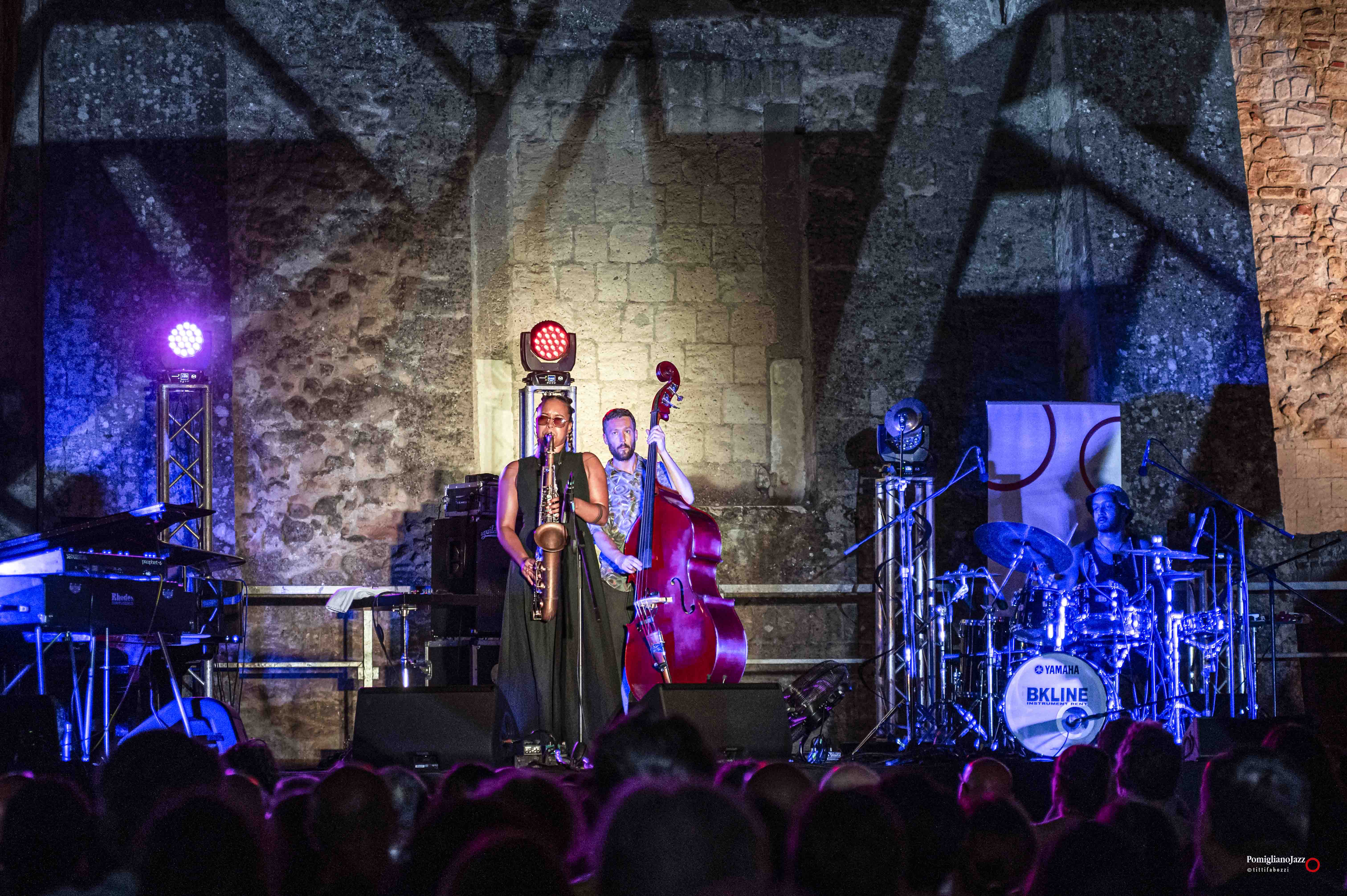 Performance jazz dal vivo sul palco delle Basiliche di Cimitile