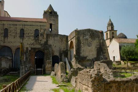 Veduta esterna del complesso monumentale delle Basiliche di Cimitile
