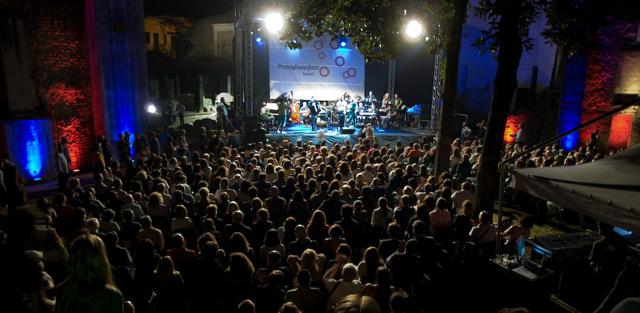 Pubblico e platea gremita durante il festival a Cimitile