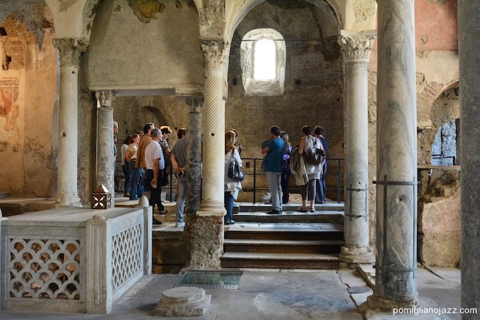 Interno delle Basiliche Paleocristiane di Cimitile - colonne e abside