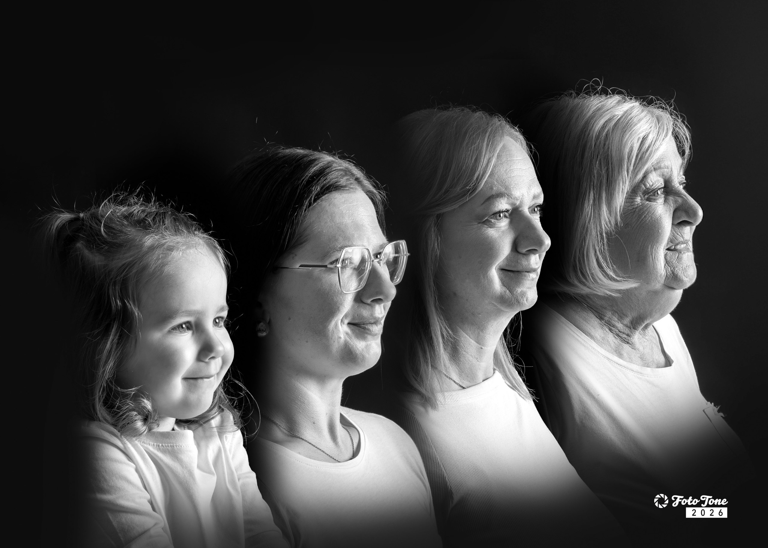 Štiri generacije Foto Tone — prababica, babica, mama in hči