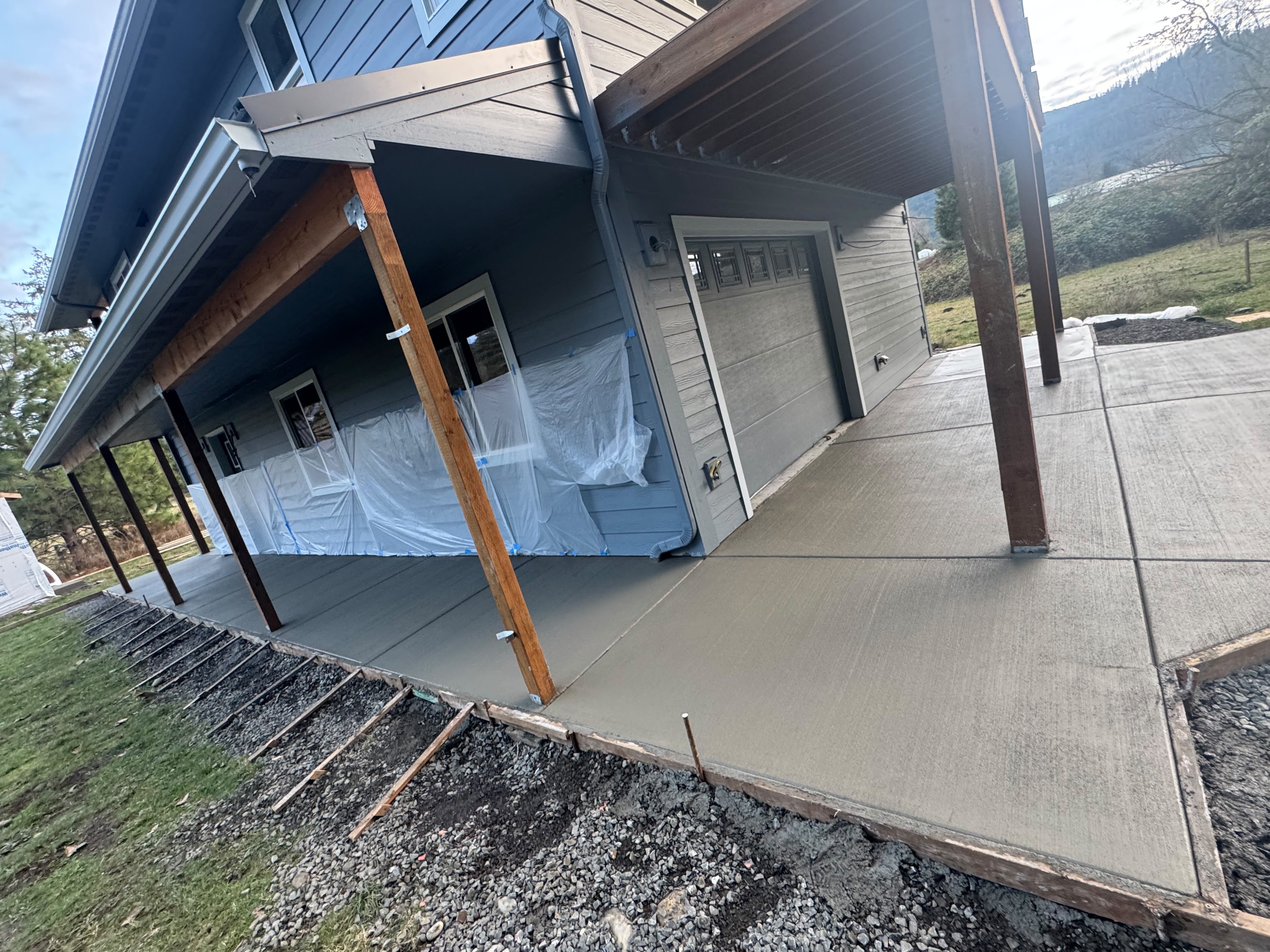 residential covered front porch concrete pad and wrap-around approach walkway poured in Keizer OR by Foothills Concrete LLC