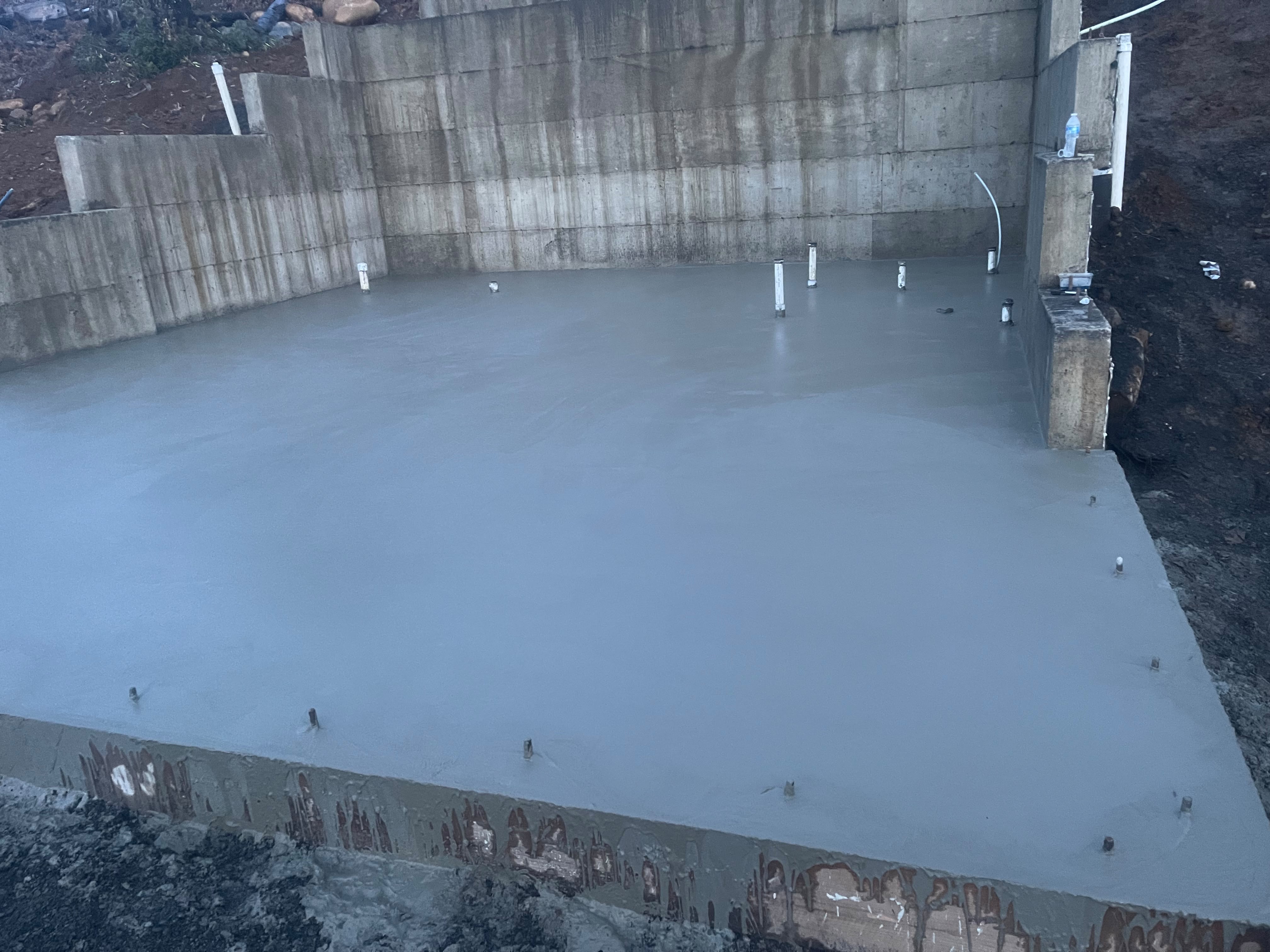 Reinforced poured concrete retaining wall with backfill drainage in Salem Oregon by Foothills Concrete LLC