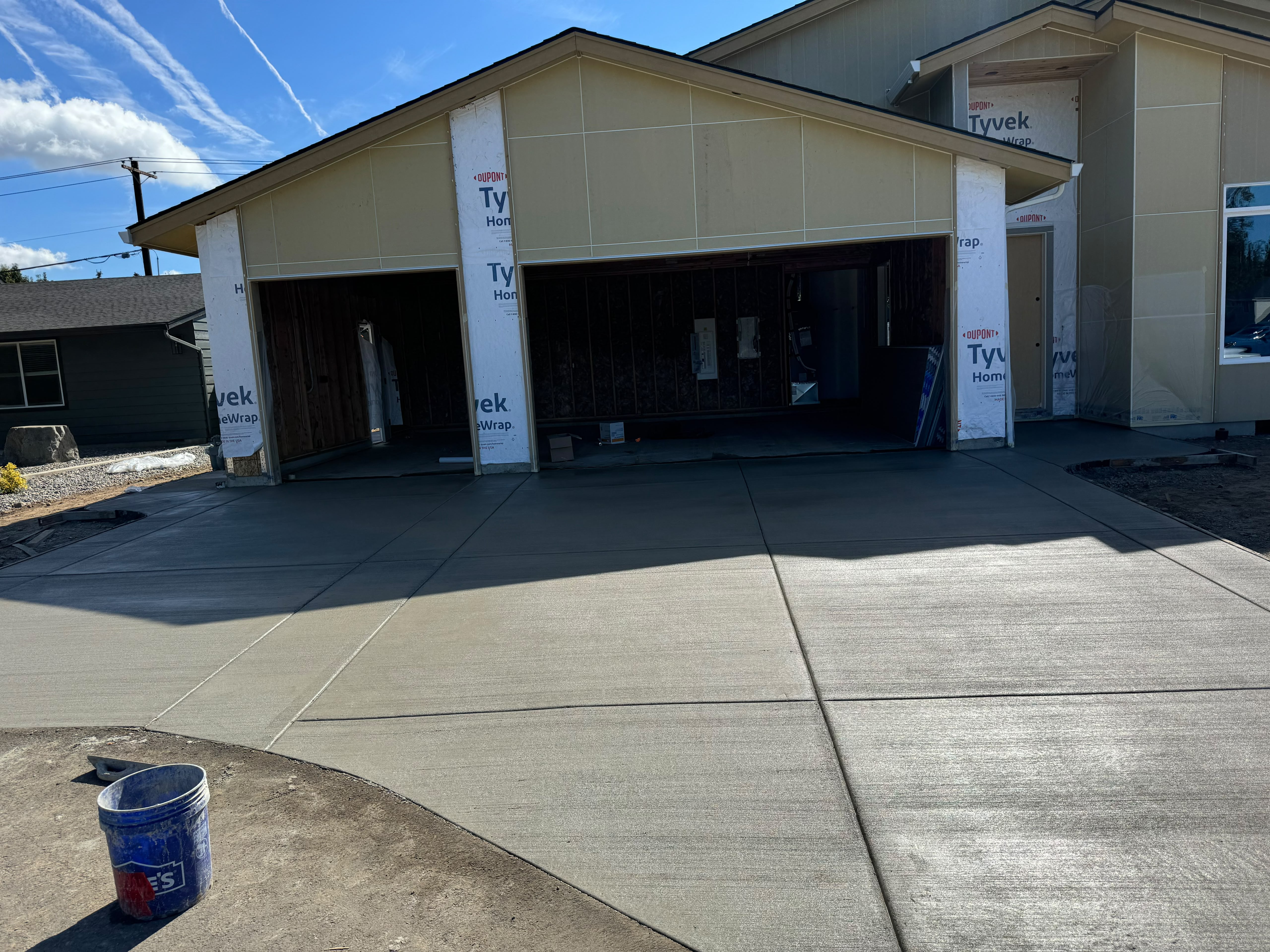 new residential construction two-car garage driveway and entry approach poured by Foothills Concrete LLC in Albany Oregon