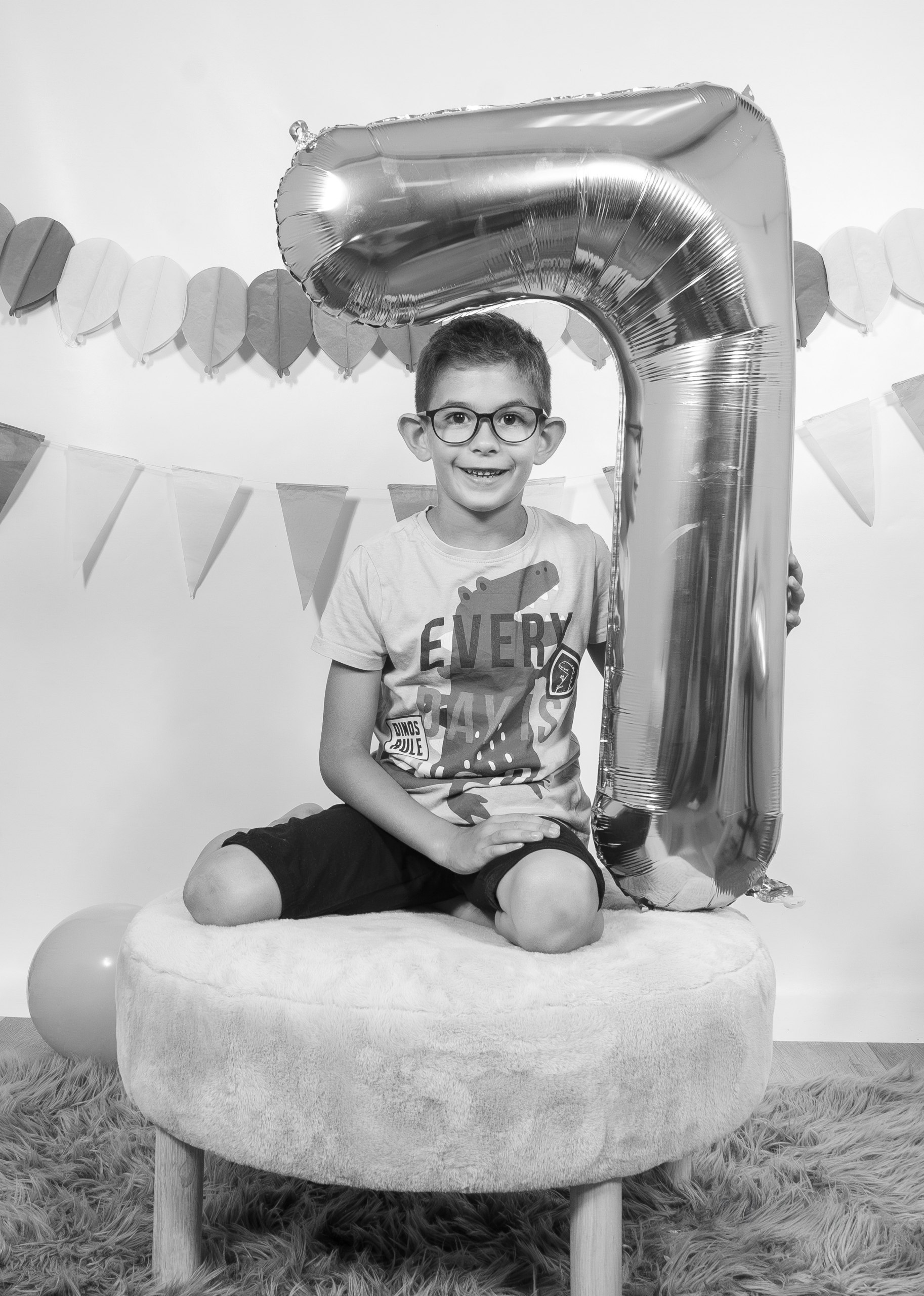 Slavljenec s srebrnim balonom številka 7 Foto Tone