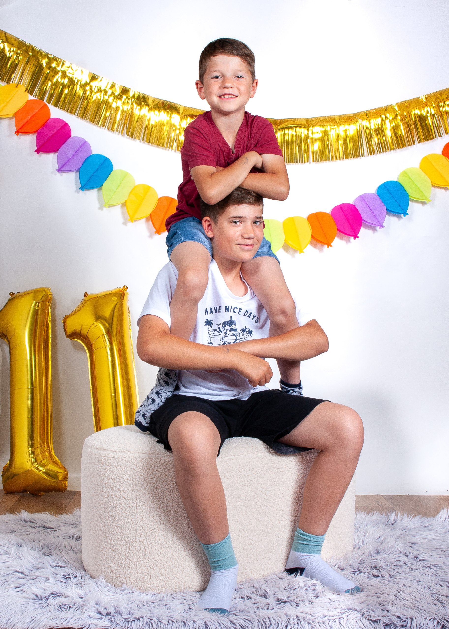 Brat na ramenih z zlatimi baloni 11
