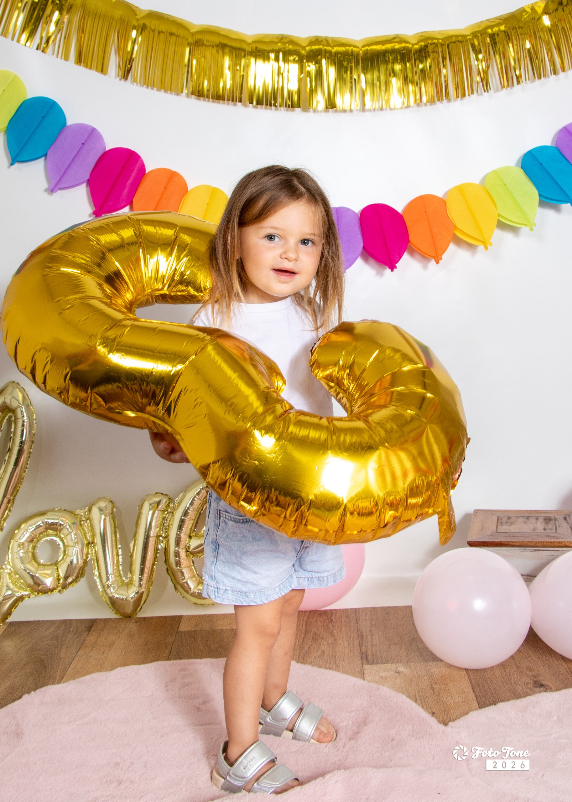 Slavljenka z velikim zlatim balonom številka 3