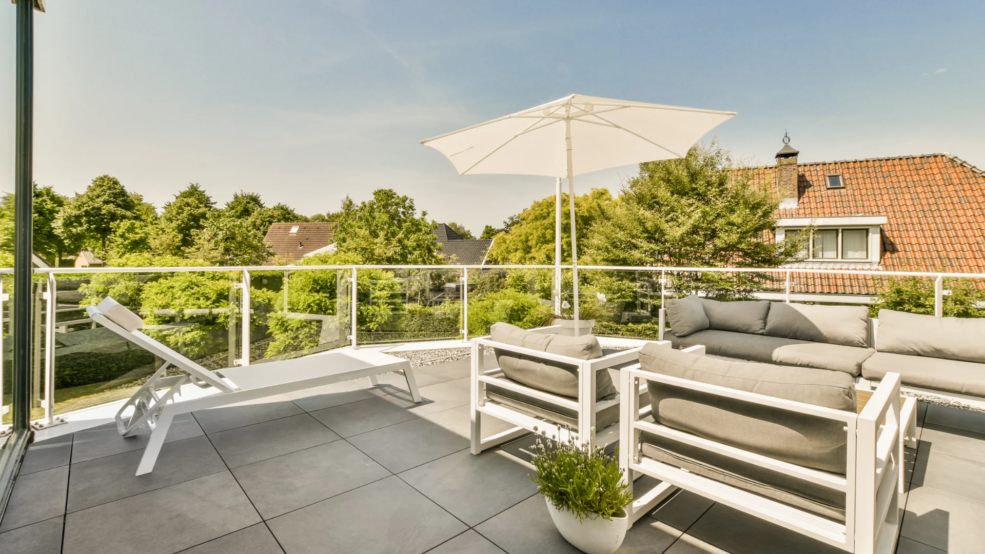 Symbolbild — abgedichtete Dachterrasse mit Anschlussdetail