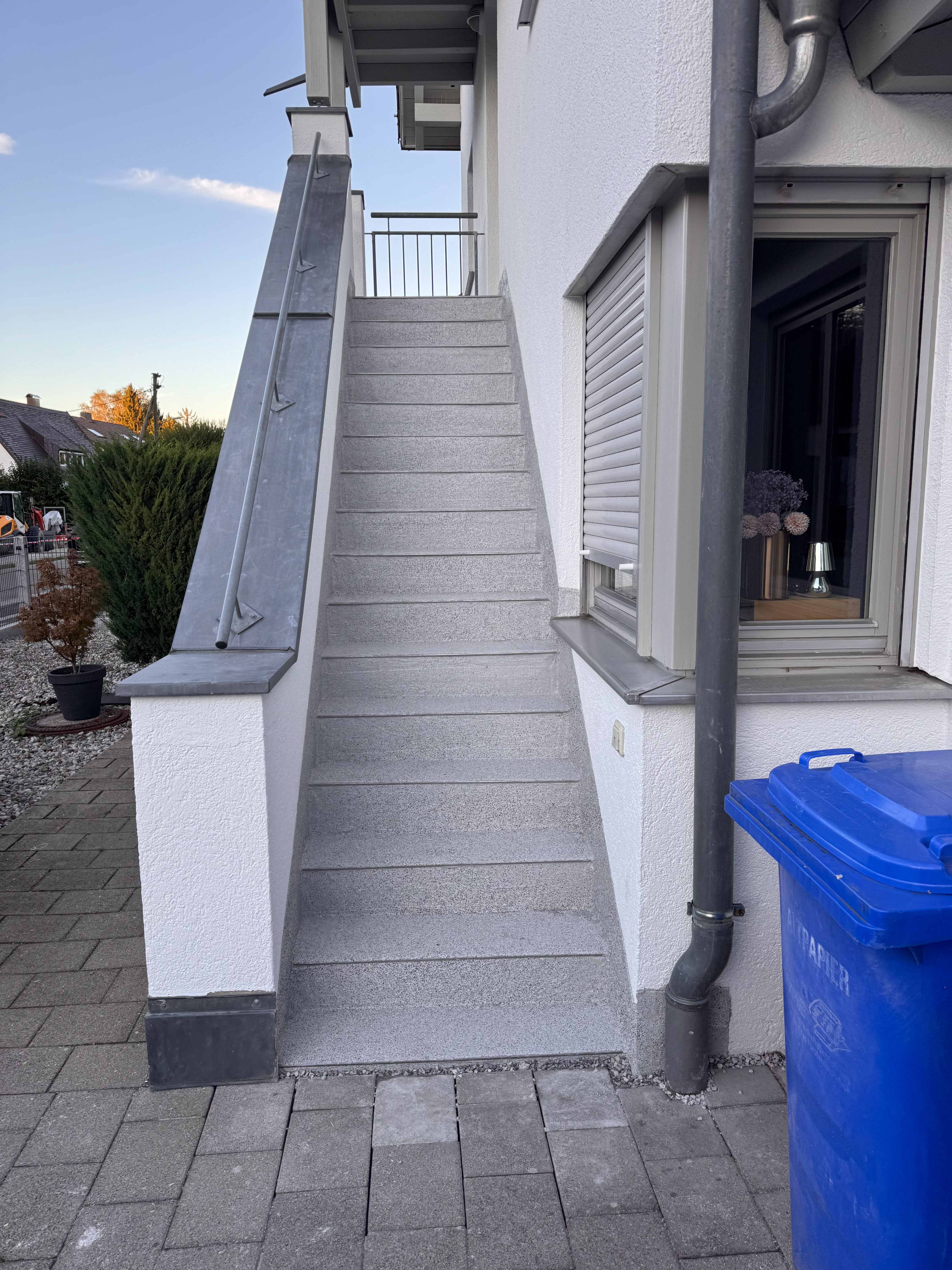 Symbolbild — sanierte Eingangstreppe